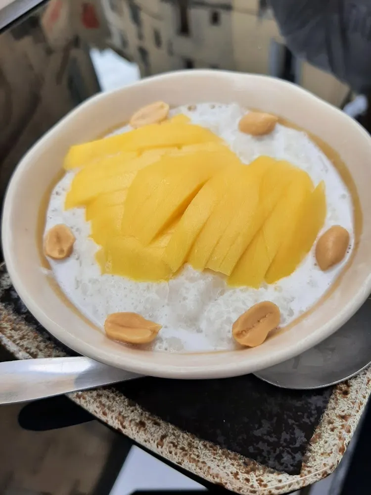 Riz Collant Chaud Au Lait de Coco Avec de la Mangue Fraîche